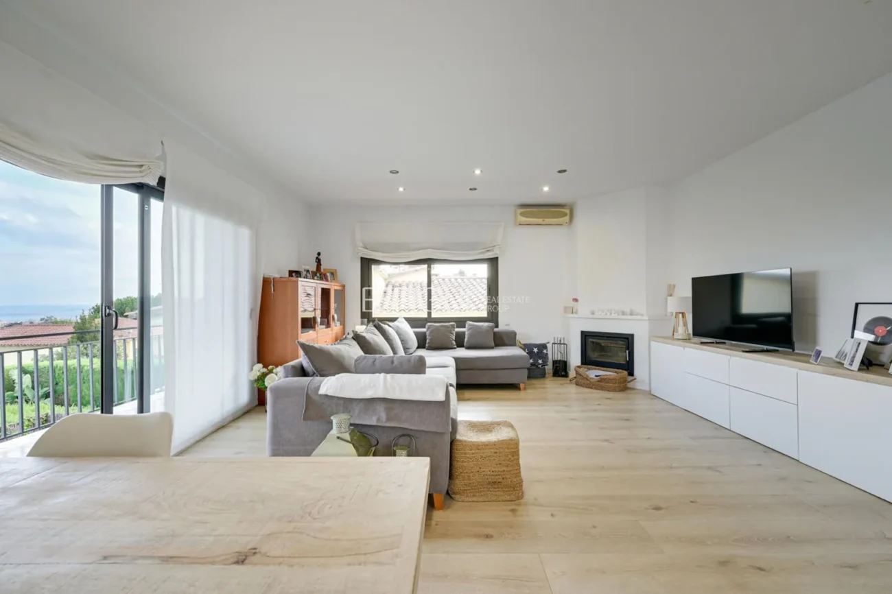 Elegante casa de dos plantas con jardín llano y piscina privada