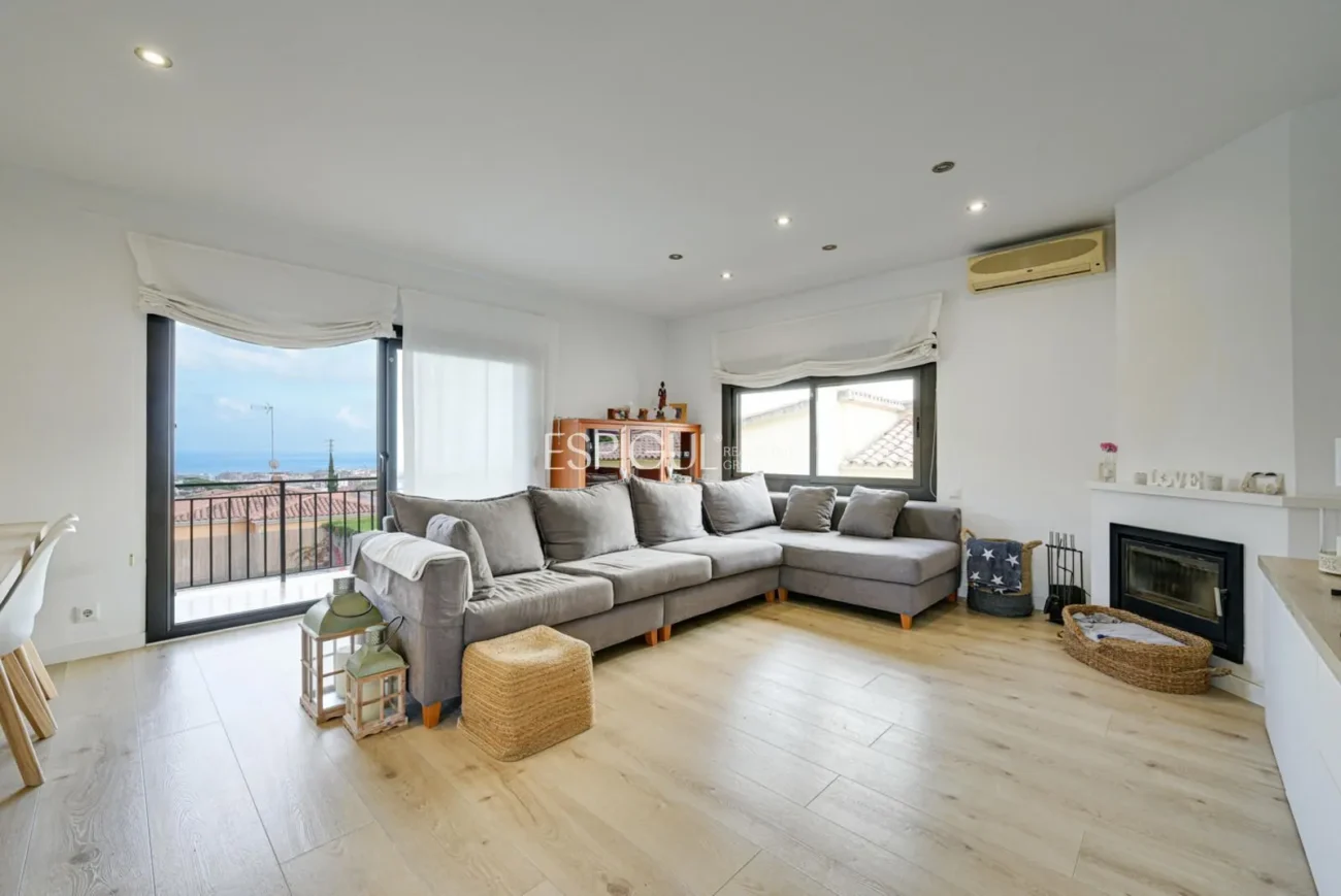 Elegante casa de dos plantas con jardín llano y piscina privada