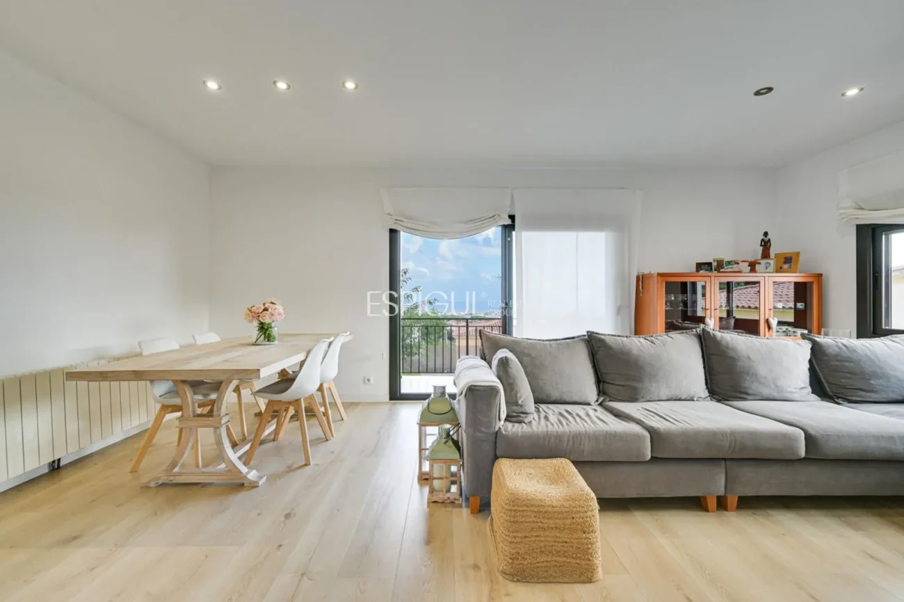 Elegante casa de dos plantas con jardín llano y piscina privada