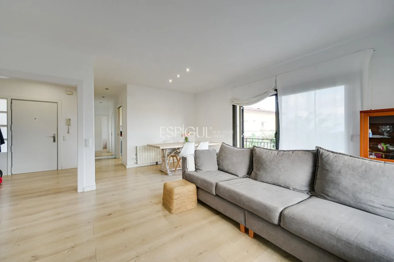 Elegante casa de dos plantas con jardín llano y piscina privada