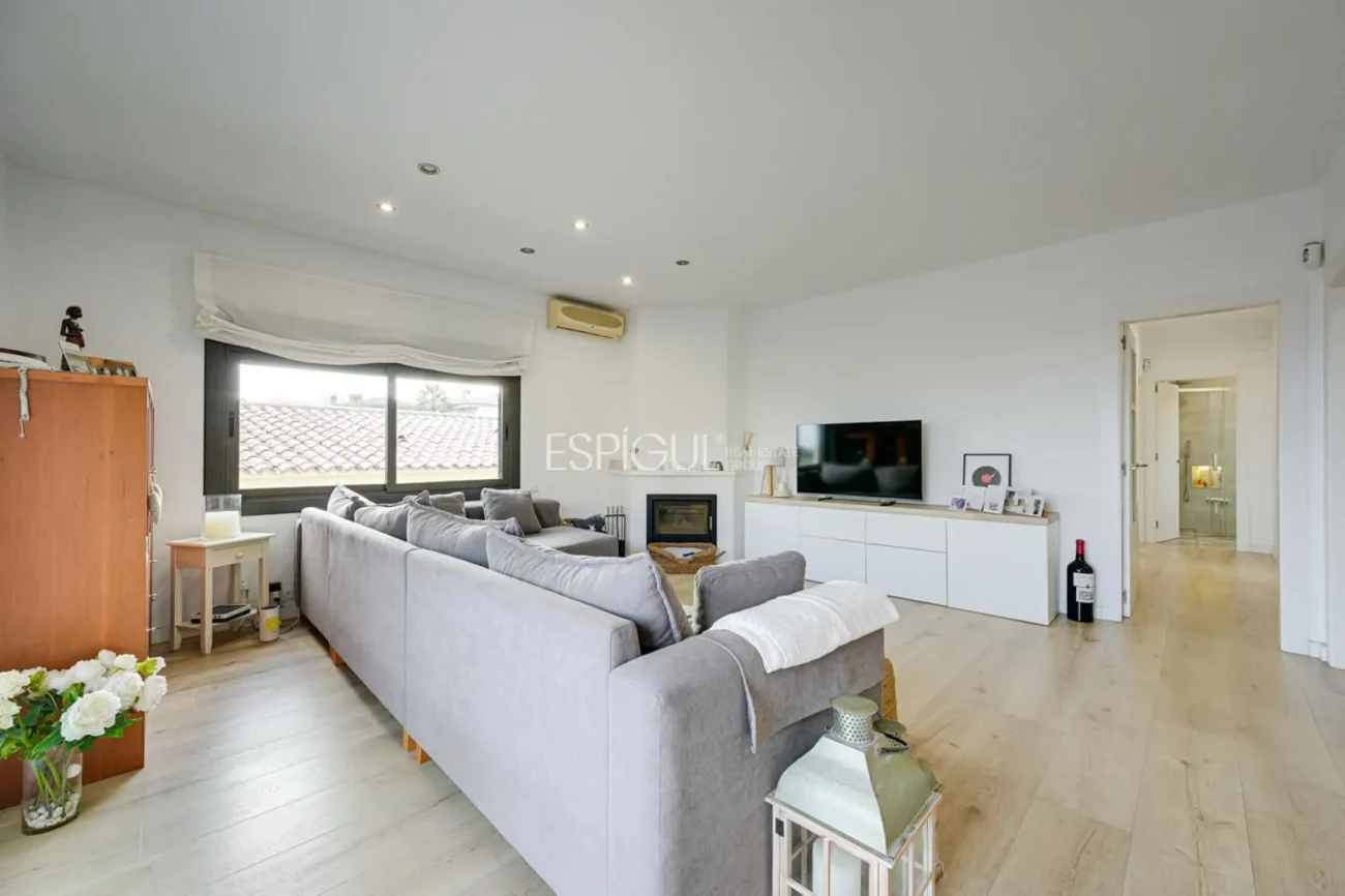 Elegante casa de dos plantas con jardín llano y piscina privada