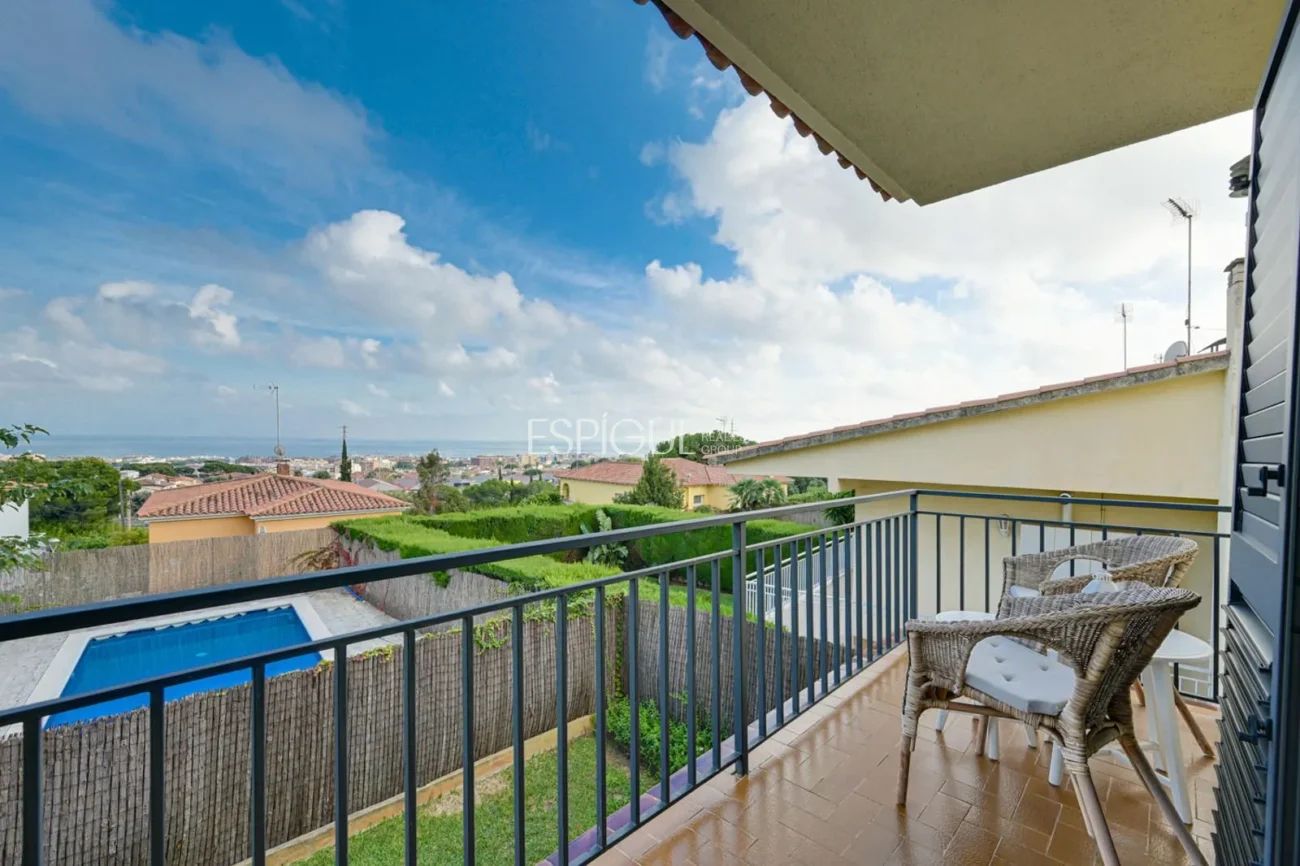 Elegante casa de dos plantas con jardín llano y piscina privada