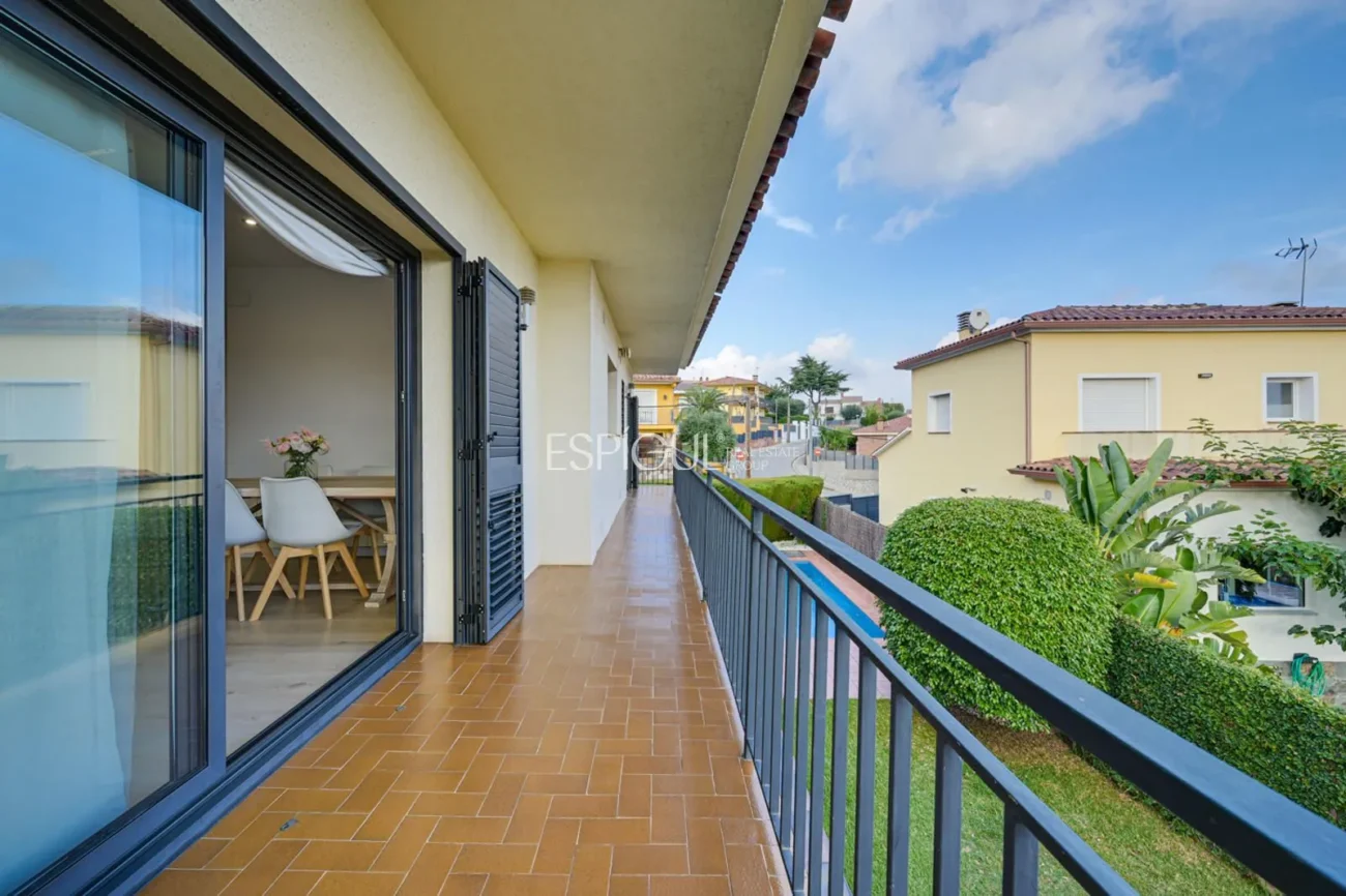 Elegante casa de dos plantas con jardín llano y piscina privada