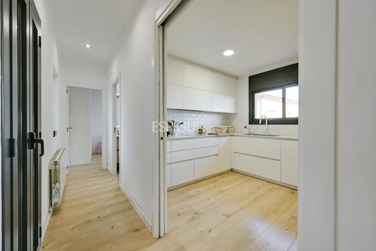 Elegante casa de dos plantas con jardín llano y piscina privada
