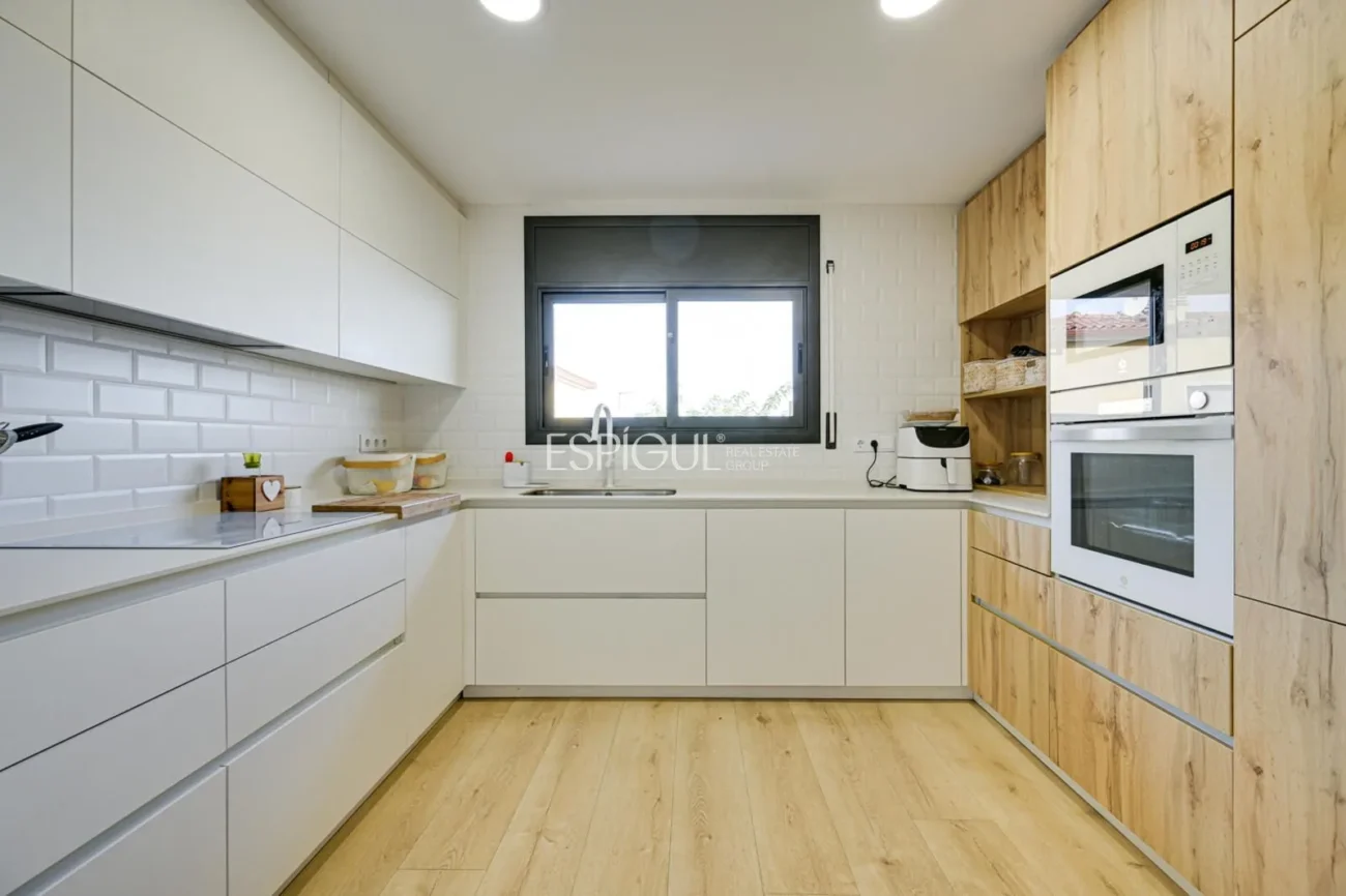 Elegante casa de dos plantas con jardín llano y piscina privada