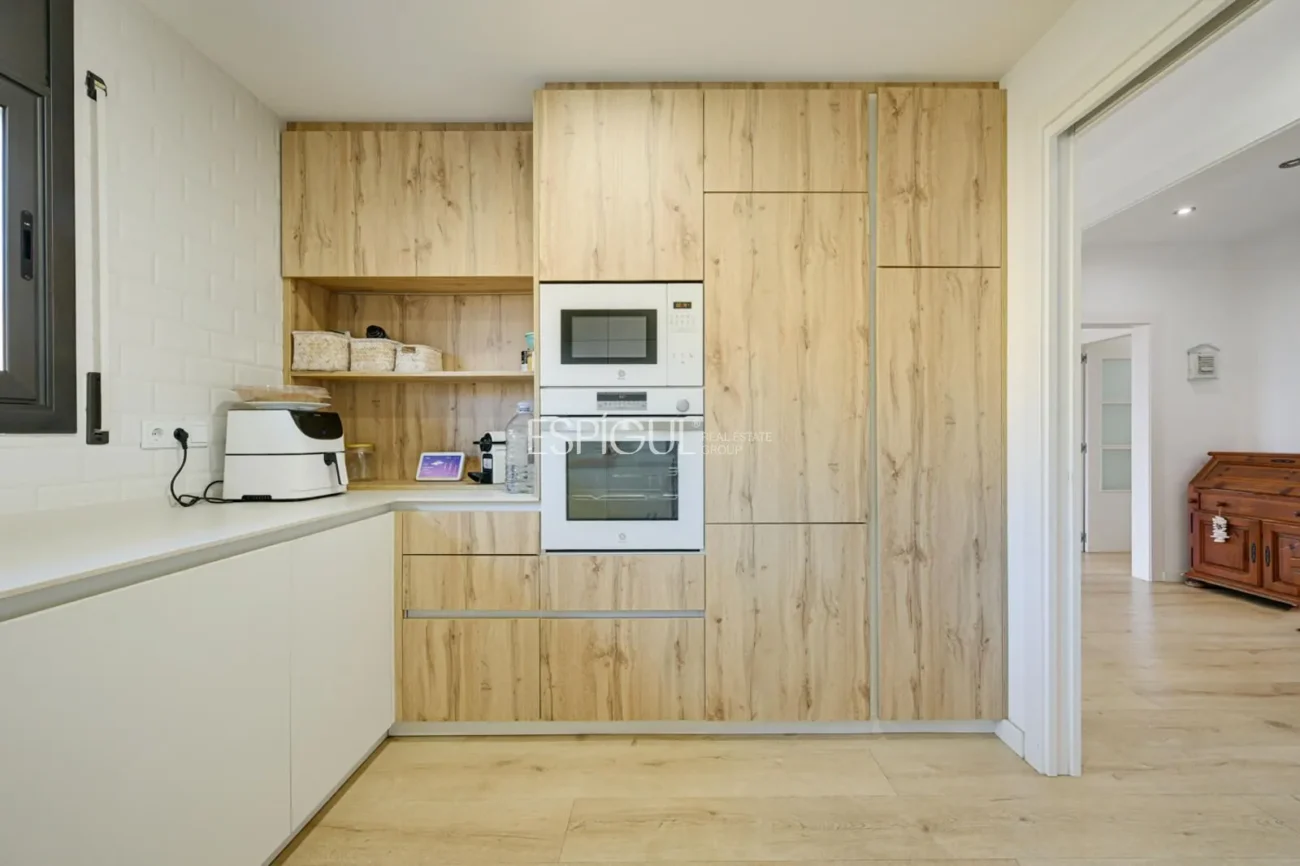 Elegante casa de dos plantas con jardín llano y piscina privada