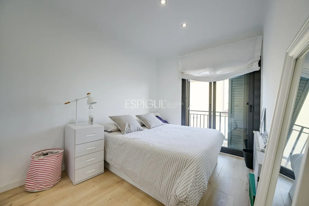 Elegante casa de dos plantas con jardín llano y piscina privada