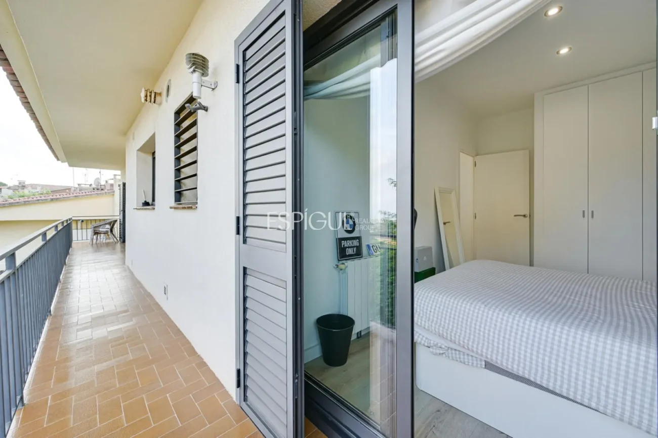 Elegante casa de dos plantas con jardín llano y piscina privada