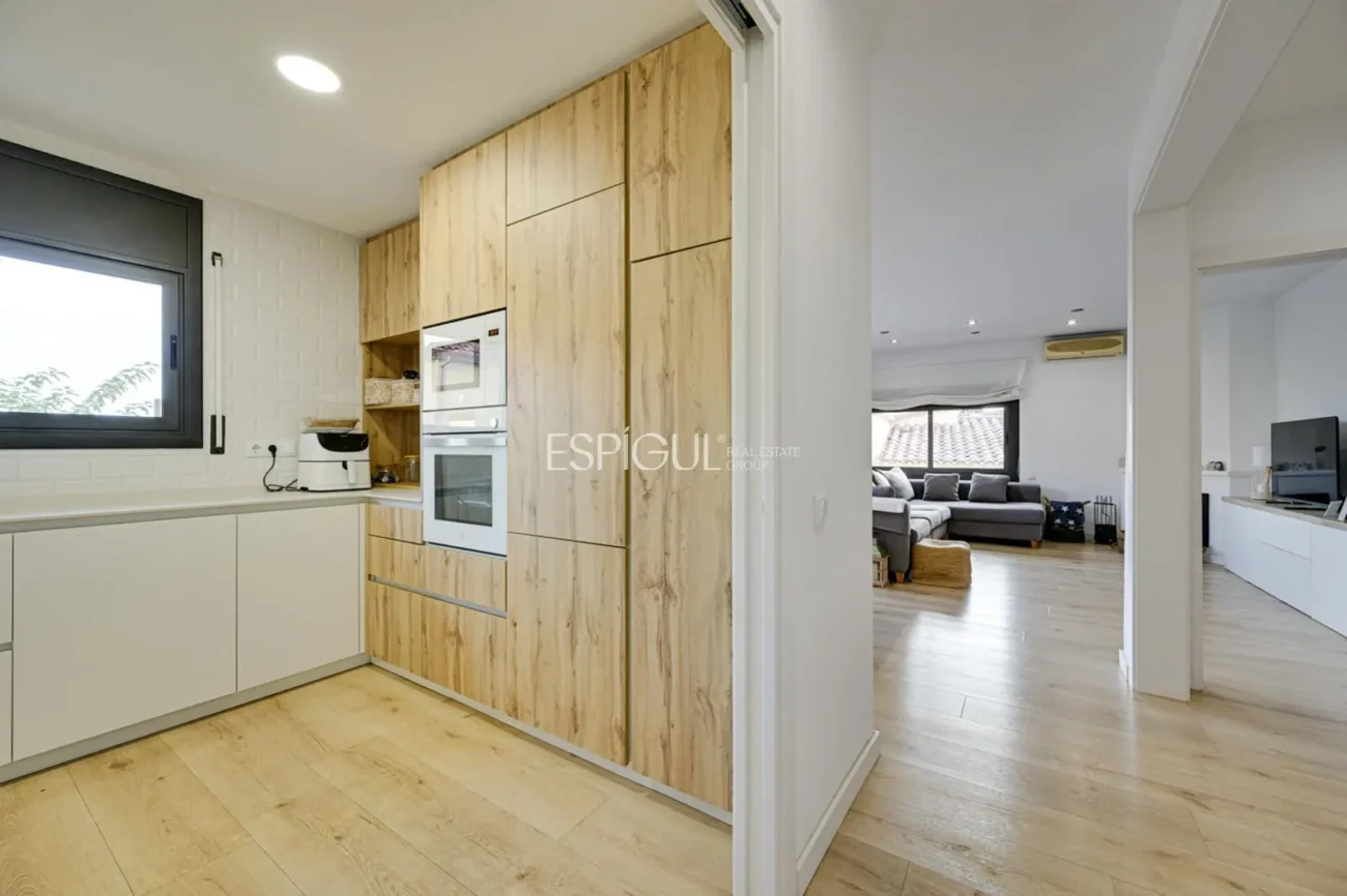 Elegante casa de dos plantas con jardín llano y piscina privada