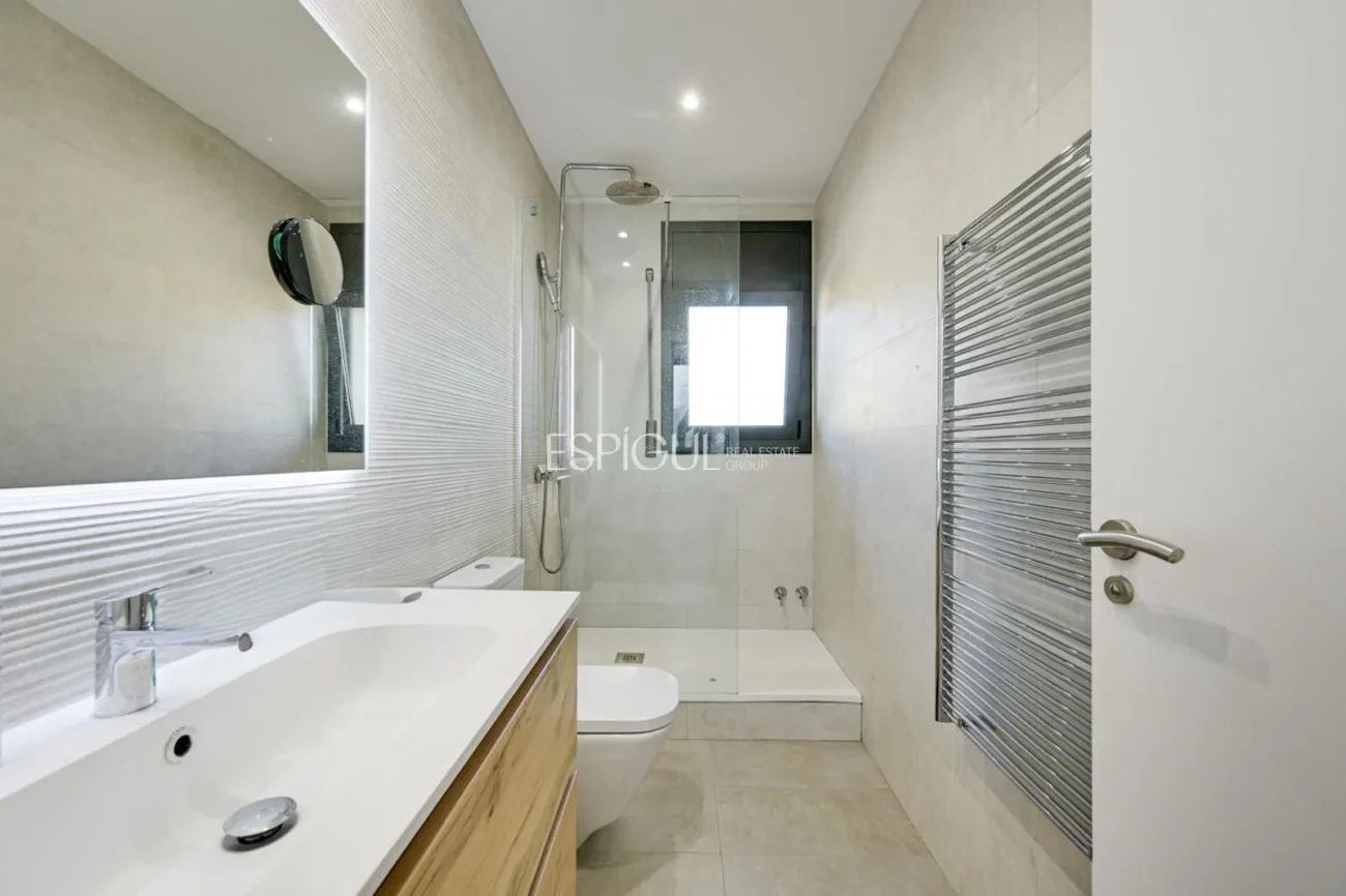 Elegante casa de dos plantas con jardín llano y piscina privada