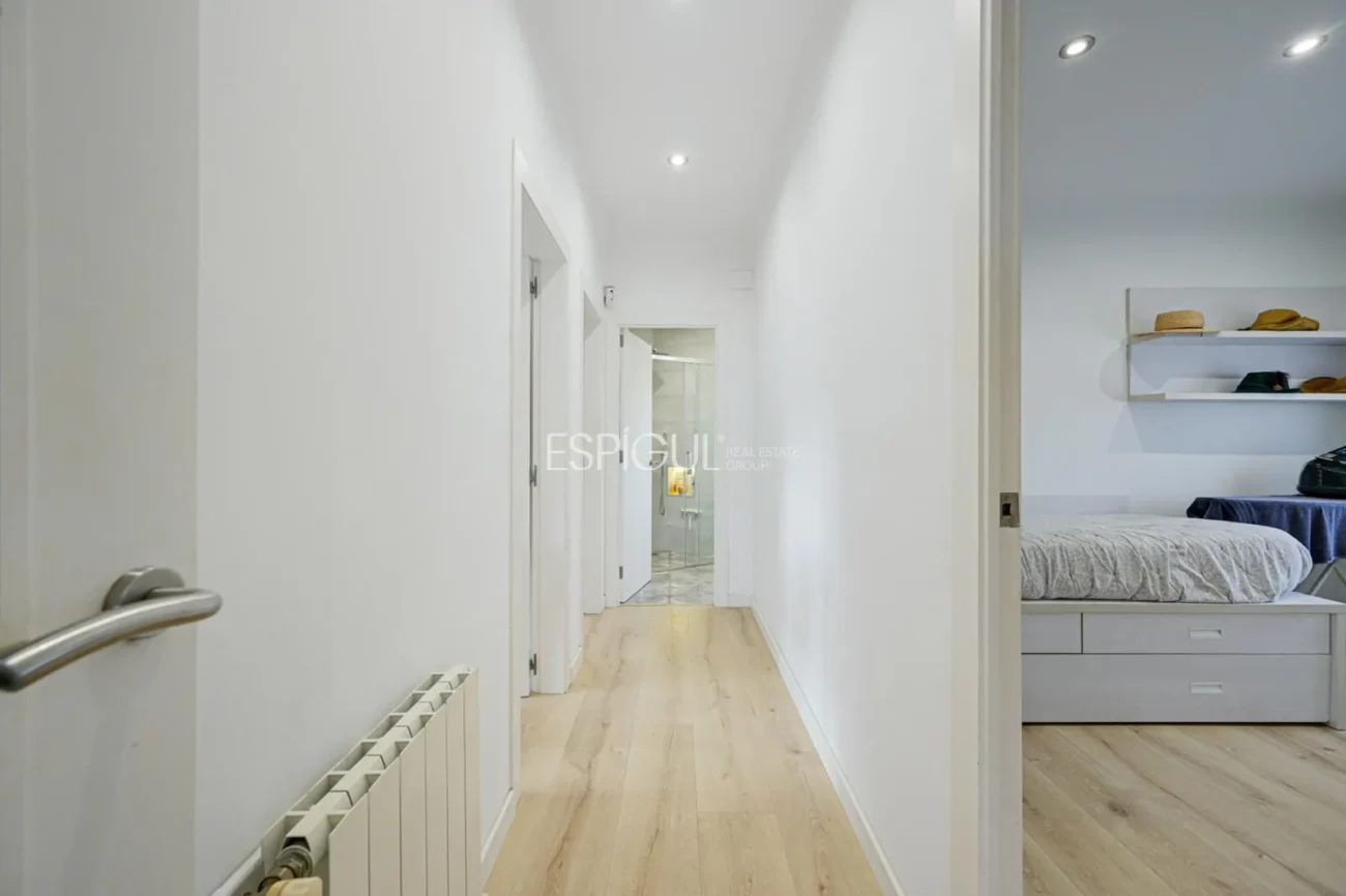 Elegante casa de dos plantas con jardín llano y piscina privada