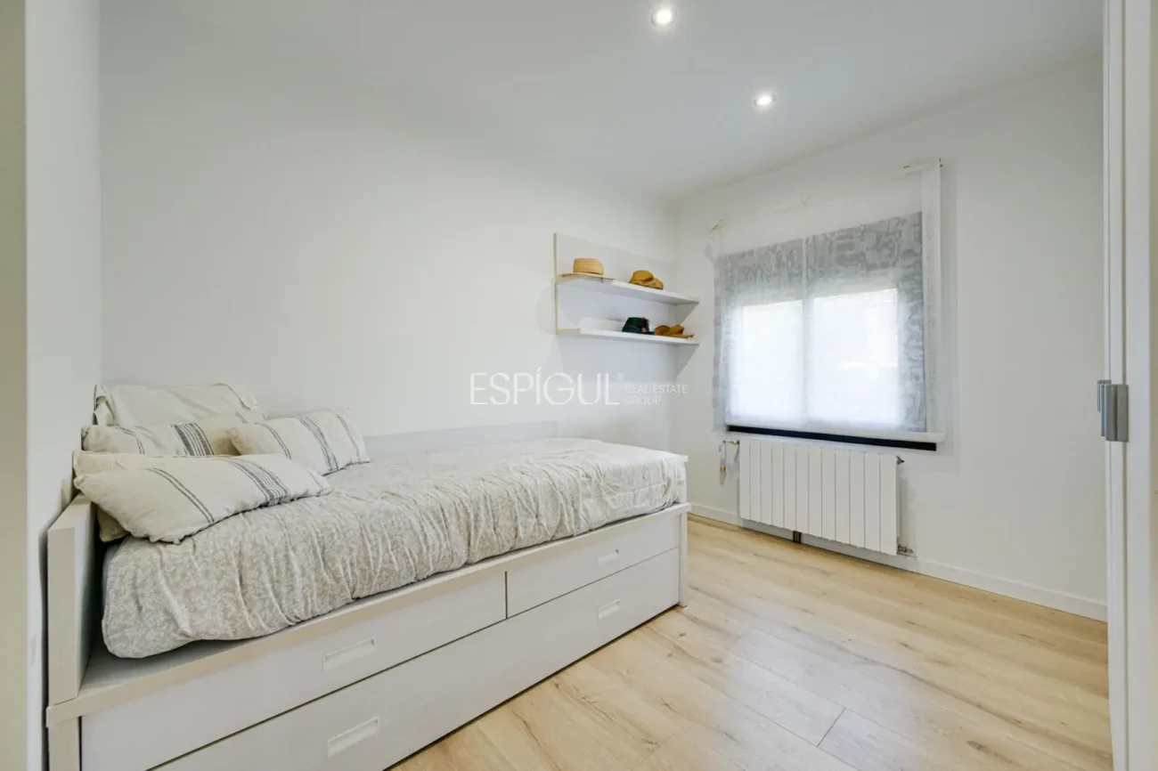 Elegante casa de dos plantas con jardín llano y piscina privada