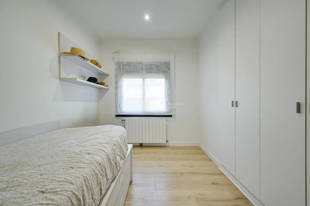 Elegante casa de dos plantas con jardín llano y piscina privada