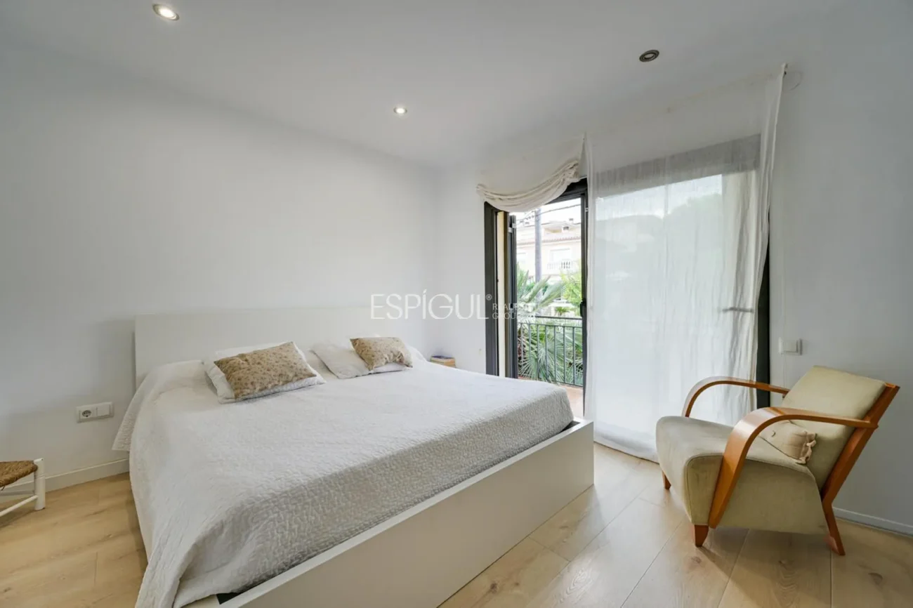 Elegante casa de dos plantas con jardín llano y piscina privada