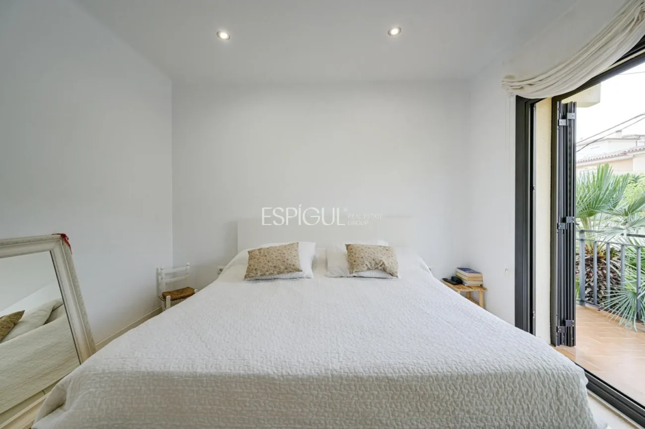 Elegante casa de dos plantas con jardín llano y piscina privada