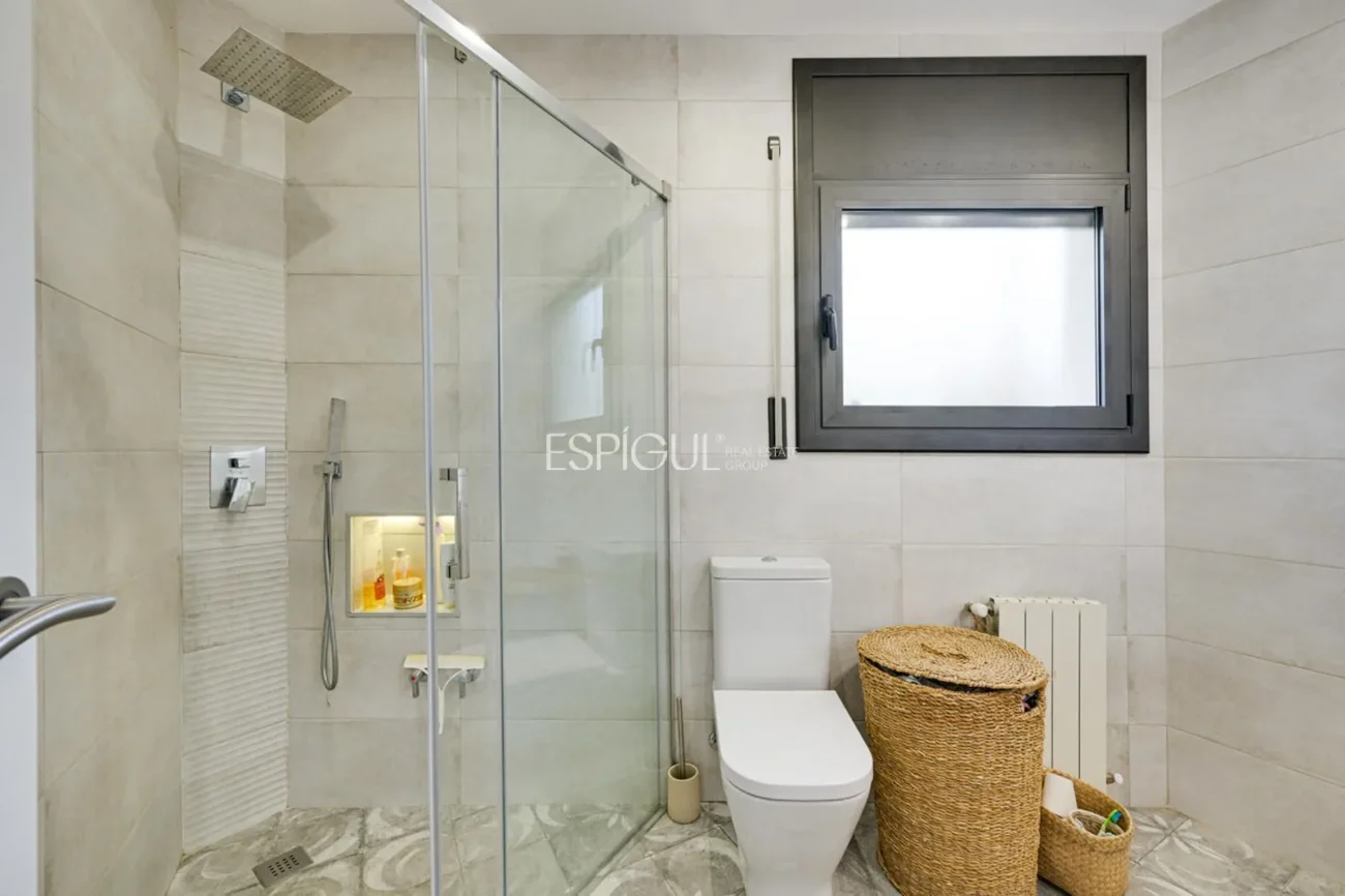 Elegante casa de dos plantas con jardín llano y piscina privada