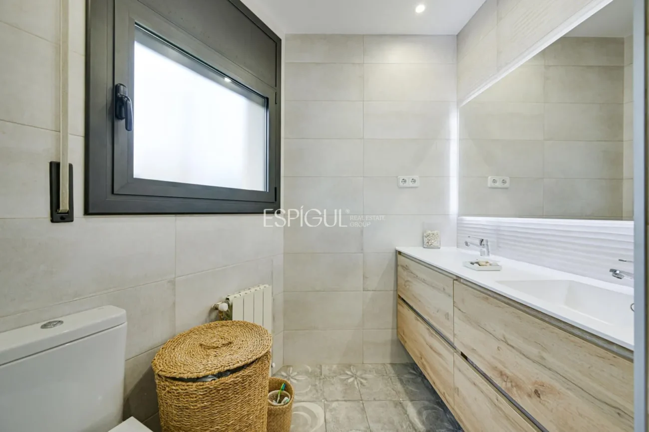 Elegante casa de dos plantas con jardín llano y piscina privada