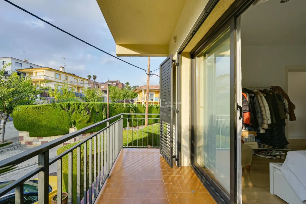 Elegante casa de dos plantas con jardín llano y piscina privada