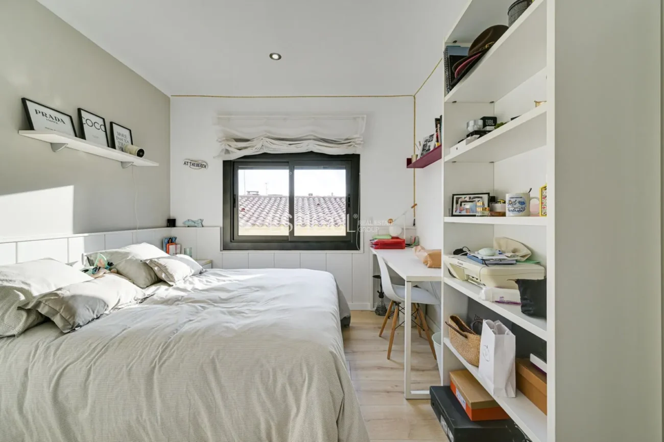 Elegante casa de dos plantas con jardín llano y piscina privada