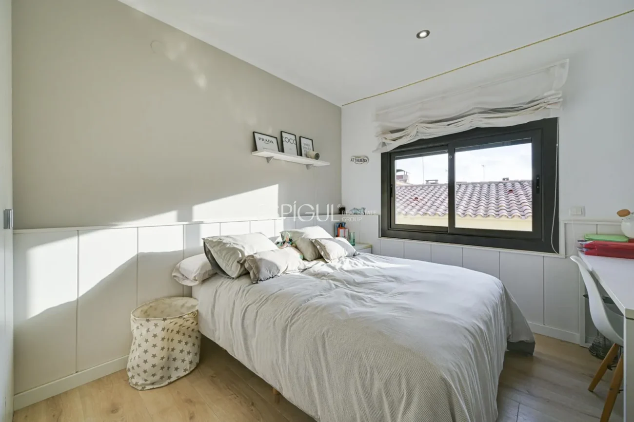 Elegante casa de dos plantas con jardín llano y piscina privada