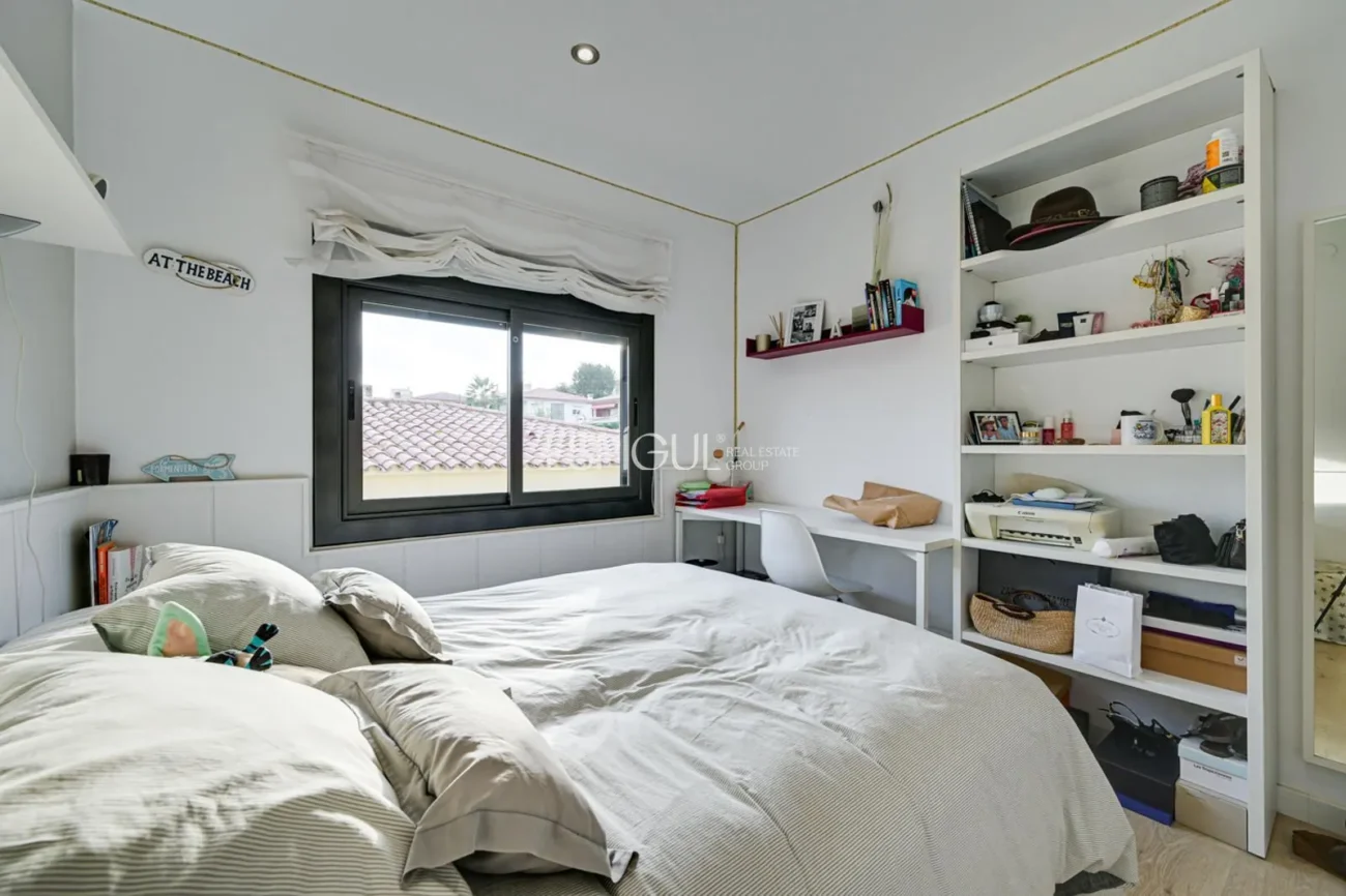 Elegante casa de dos plantas con jardín llano y piscina privada