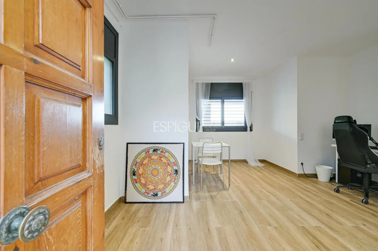 Elegante casa de dos plantas con jardín llano y piscina privada