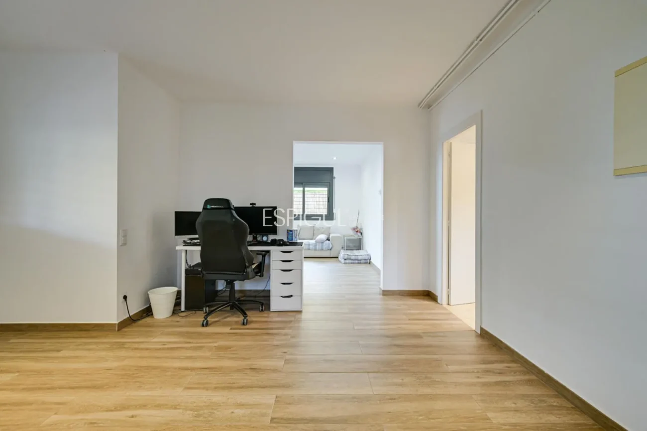Elegante casa de dos plantas con jardín llano y piscina privada