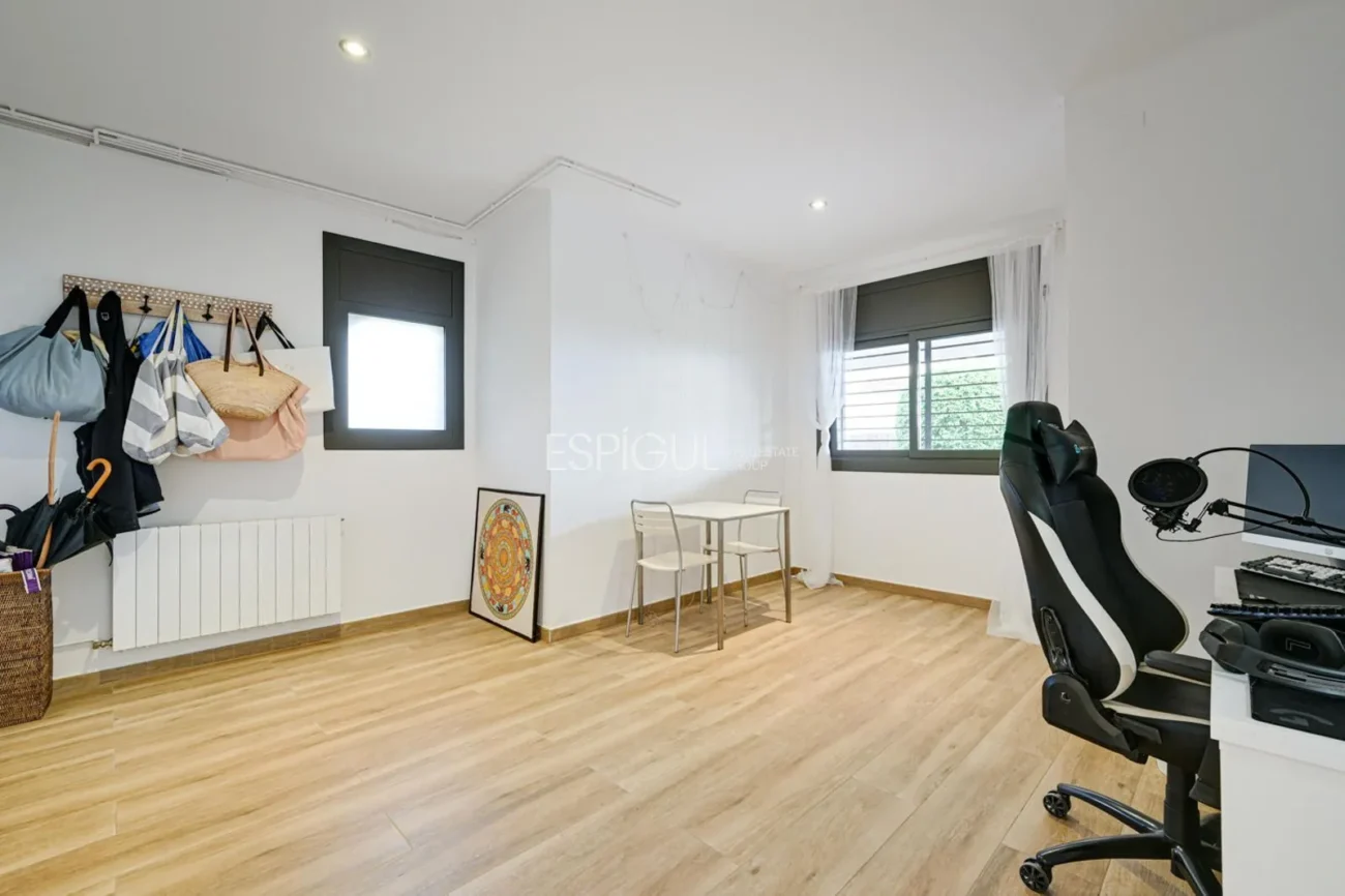 Elegante casa de dos plantas con jardín llano y piscina privada