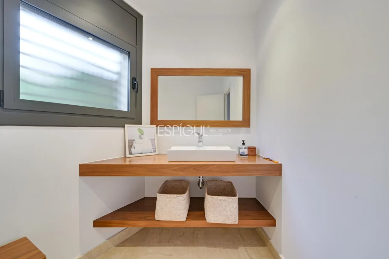 Elegante casa de dos plantas con jardín llano y piscina privada