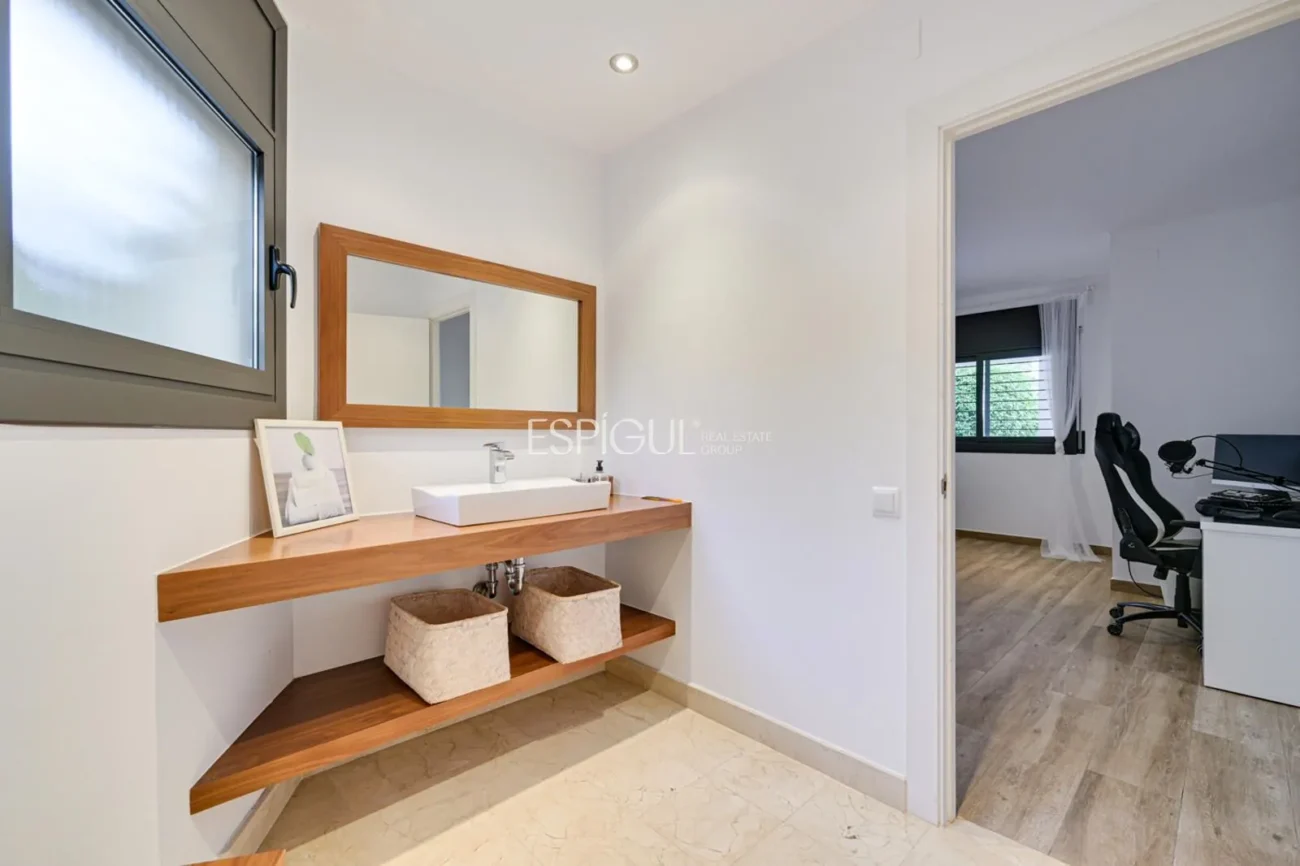 Elegante casa de dos plantas con jardín llano y piscina privada