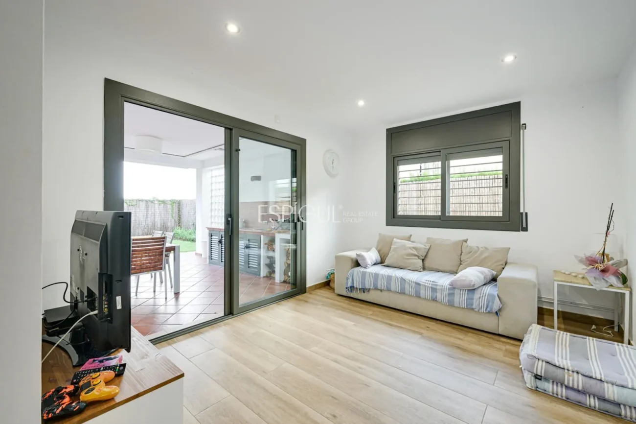 Elegante casa de dos plantas con jardín llano y piscina privada