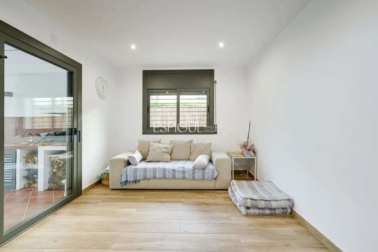 Elegante casa de dos plantas con jardín llano y piscina privada