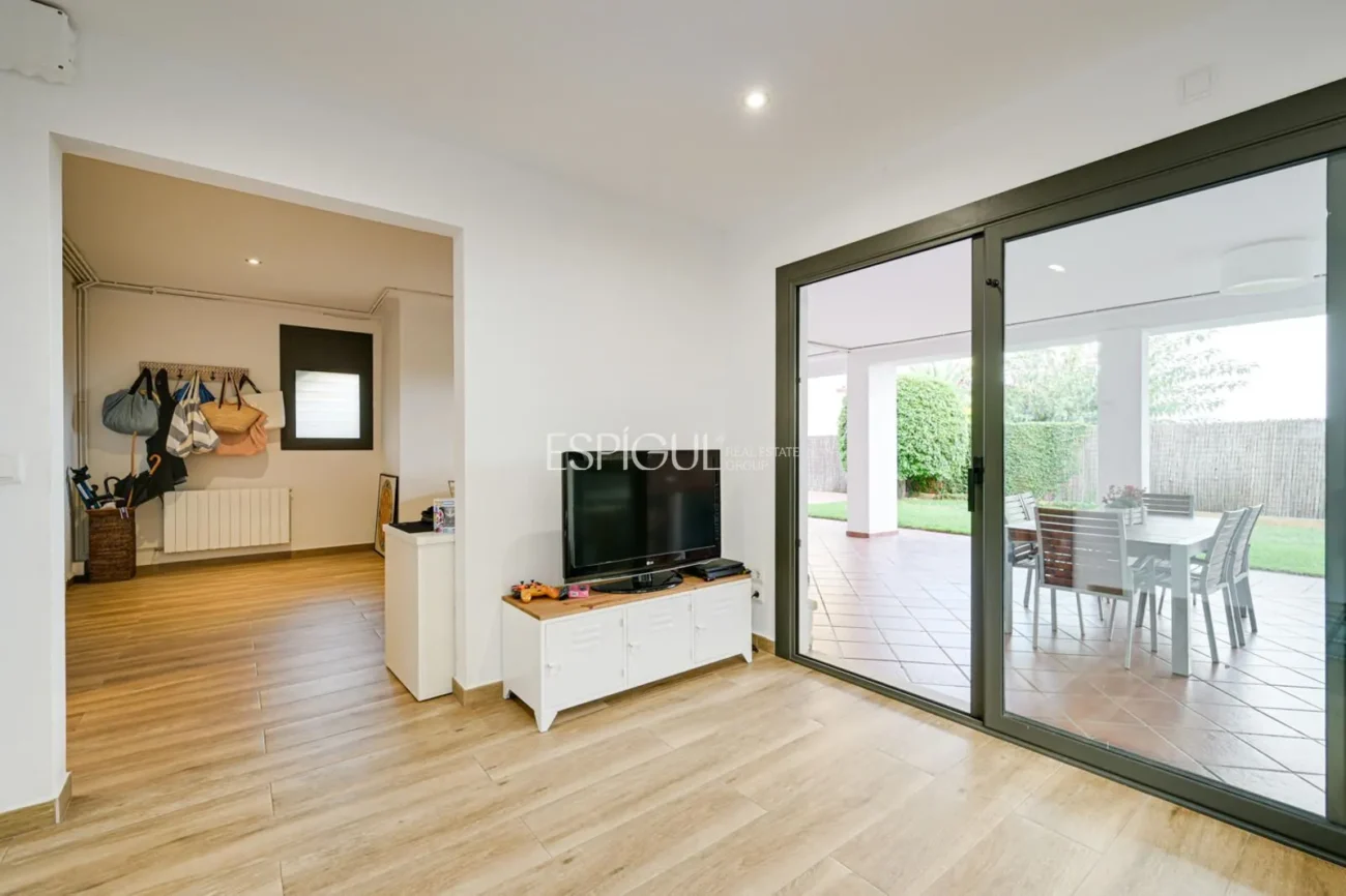 Elegante casa de dos plantas con jardín llano y piscina privada