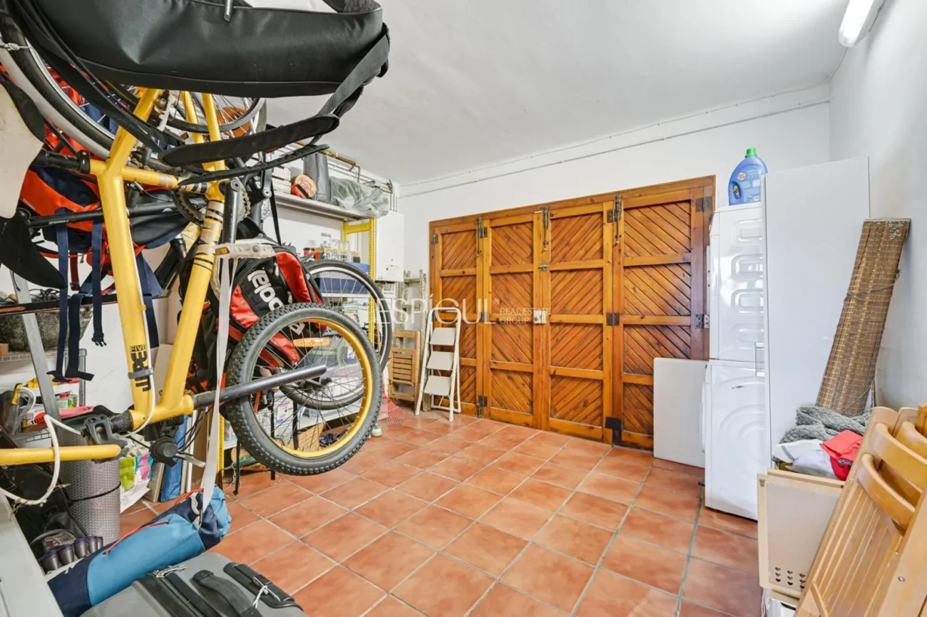 Elegante casa de dos plantas con jardín llano y piscina privada