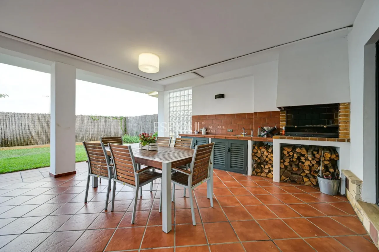Elegante casa de dos plantas con jardín llano y piscina privada