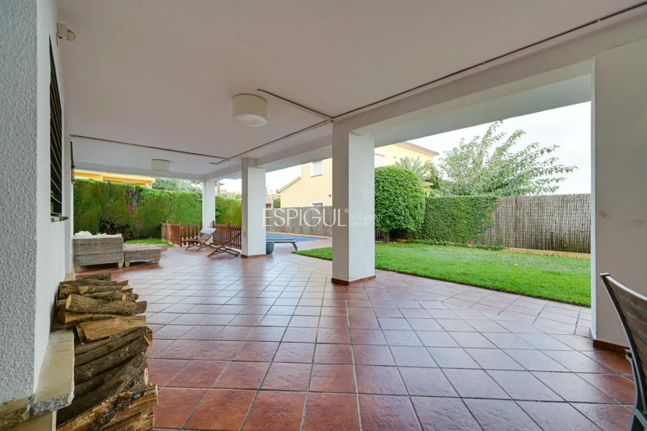Elegante casa de dos plantas con jardín llano y piscina privada