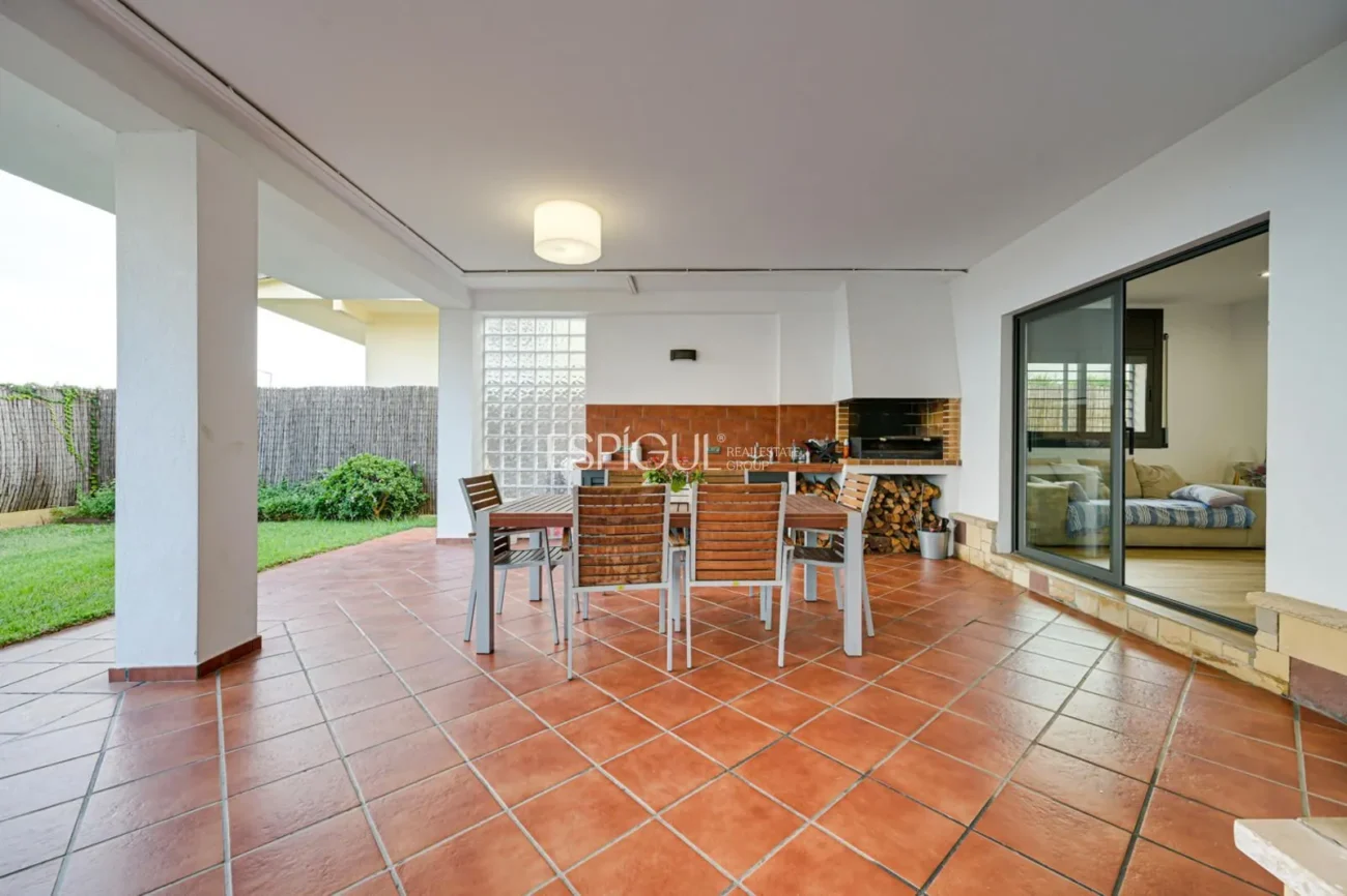 Elegante casa de dos plantas con jardín llano y piscina privada