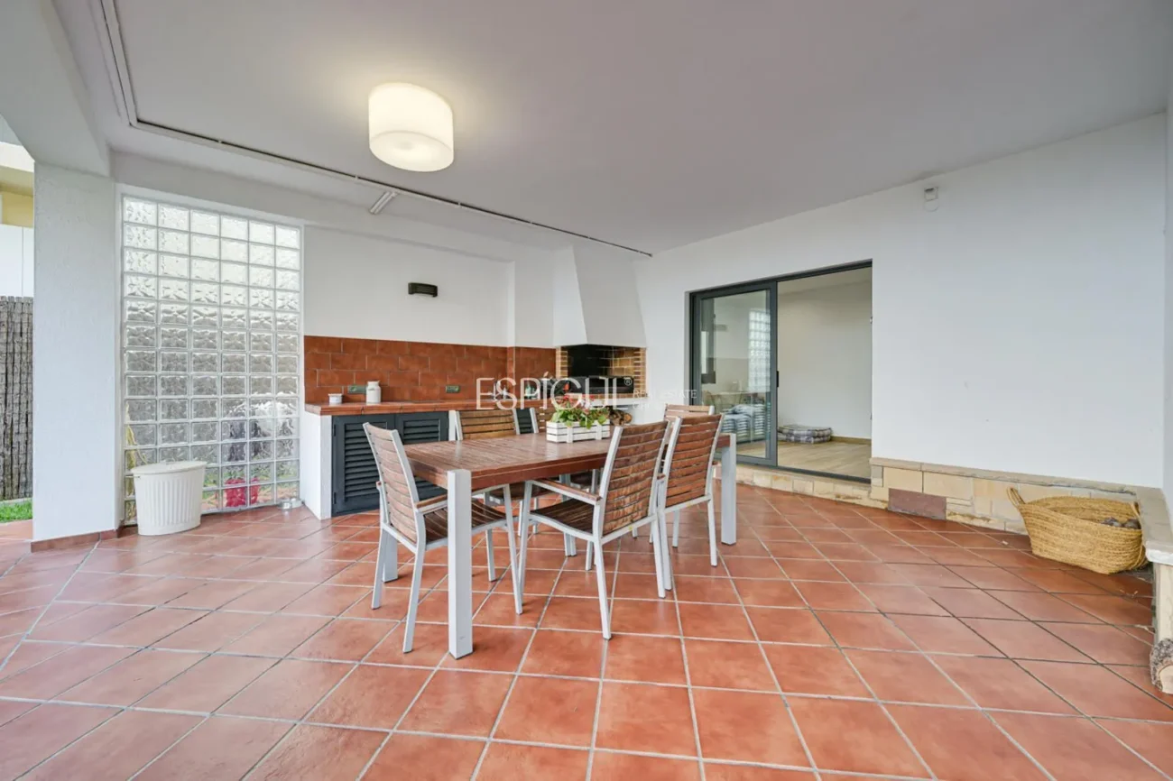 Elegante casa de dos plantas con jardín llano y piscina privada