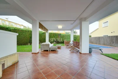 Elegante casa de dos plantas con jardín llano y piscina privada