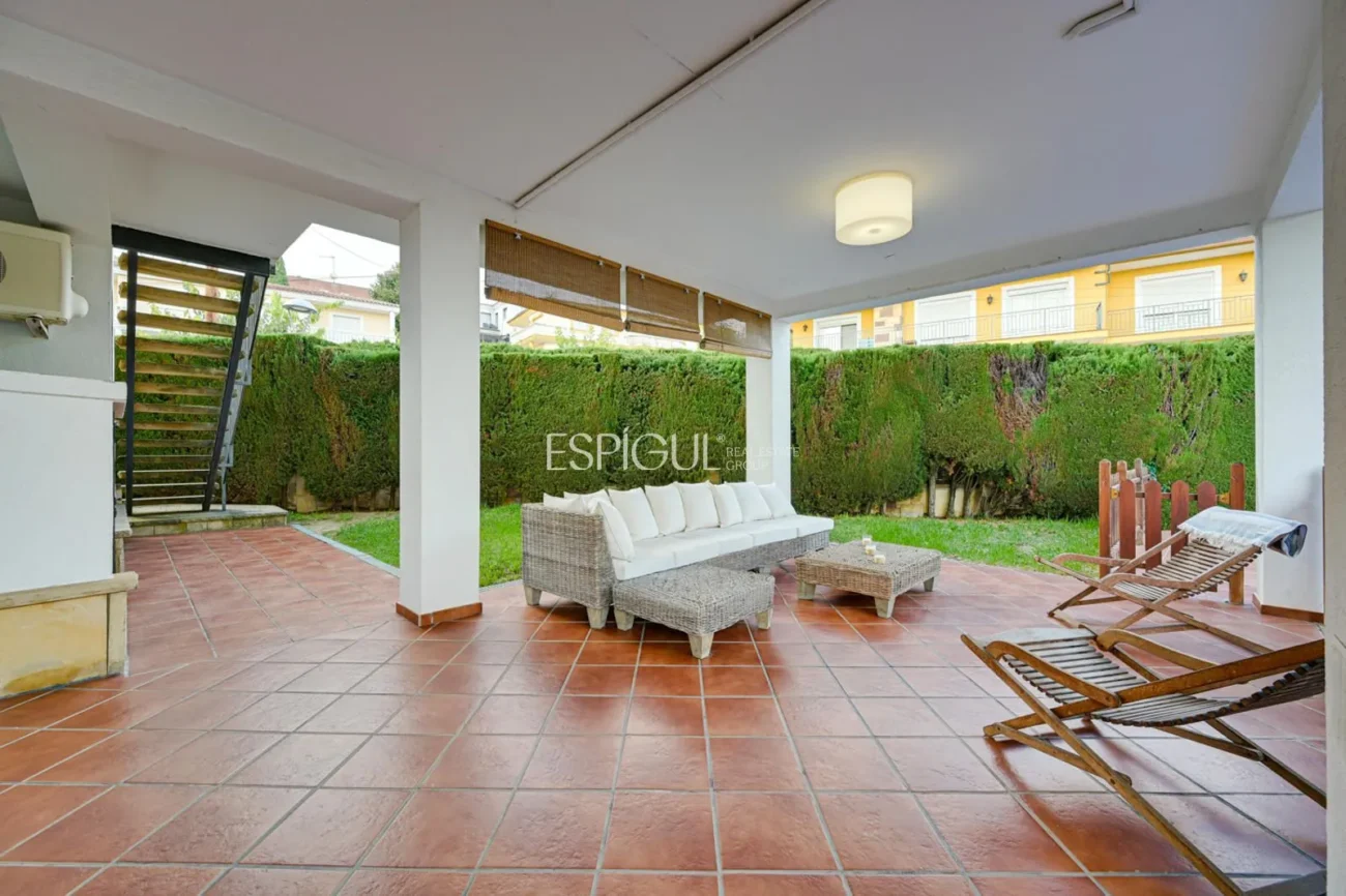 Elegante casa de dos plantas con jardín llano y piscina privada