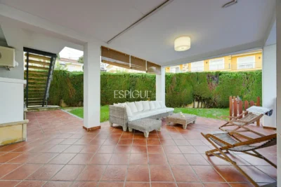 Elegante casa de dos plantas con jardín llano y piscina privada