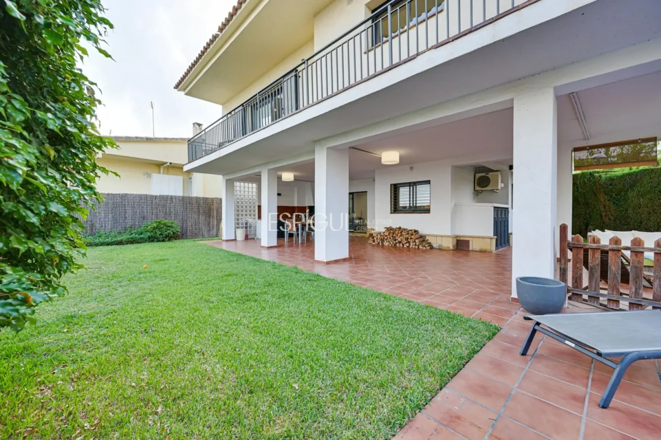 Elegante casa de dos plantas con jardín llano y piscina privada