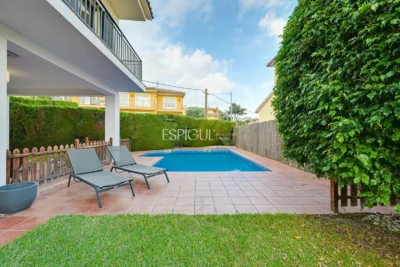Elegante casa de dos plantas con jardín llano y piscina privada