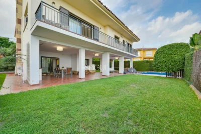 Elegante casa de dos plantas con jardín llano y piscina privada
