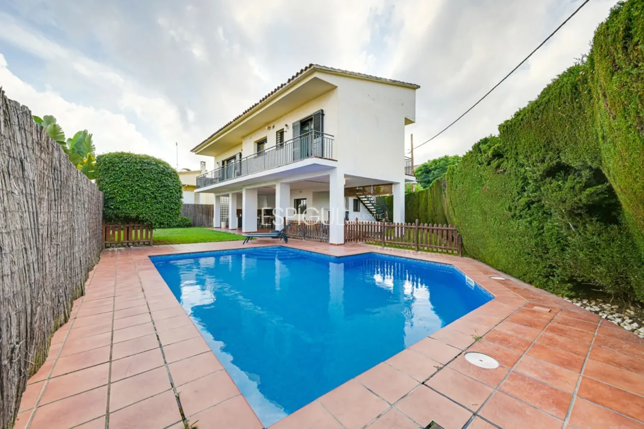 Elegante casa de dos plantas con jardín llano y piscina privada