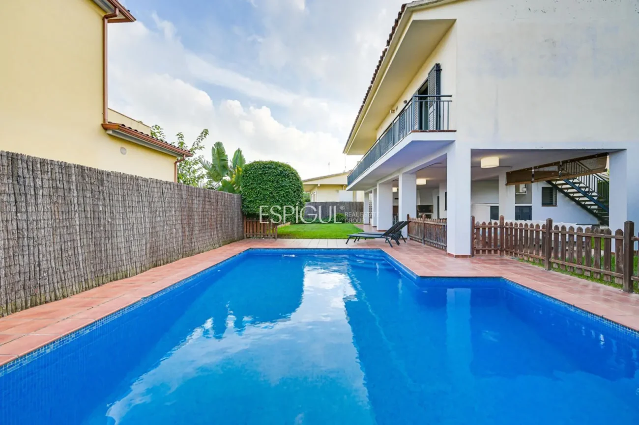 Elegante casa de dos plantas con jardín llano y piscina privada