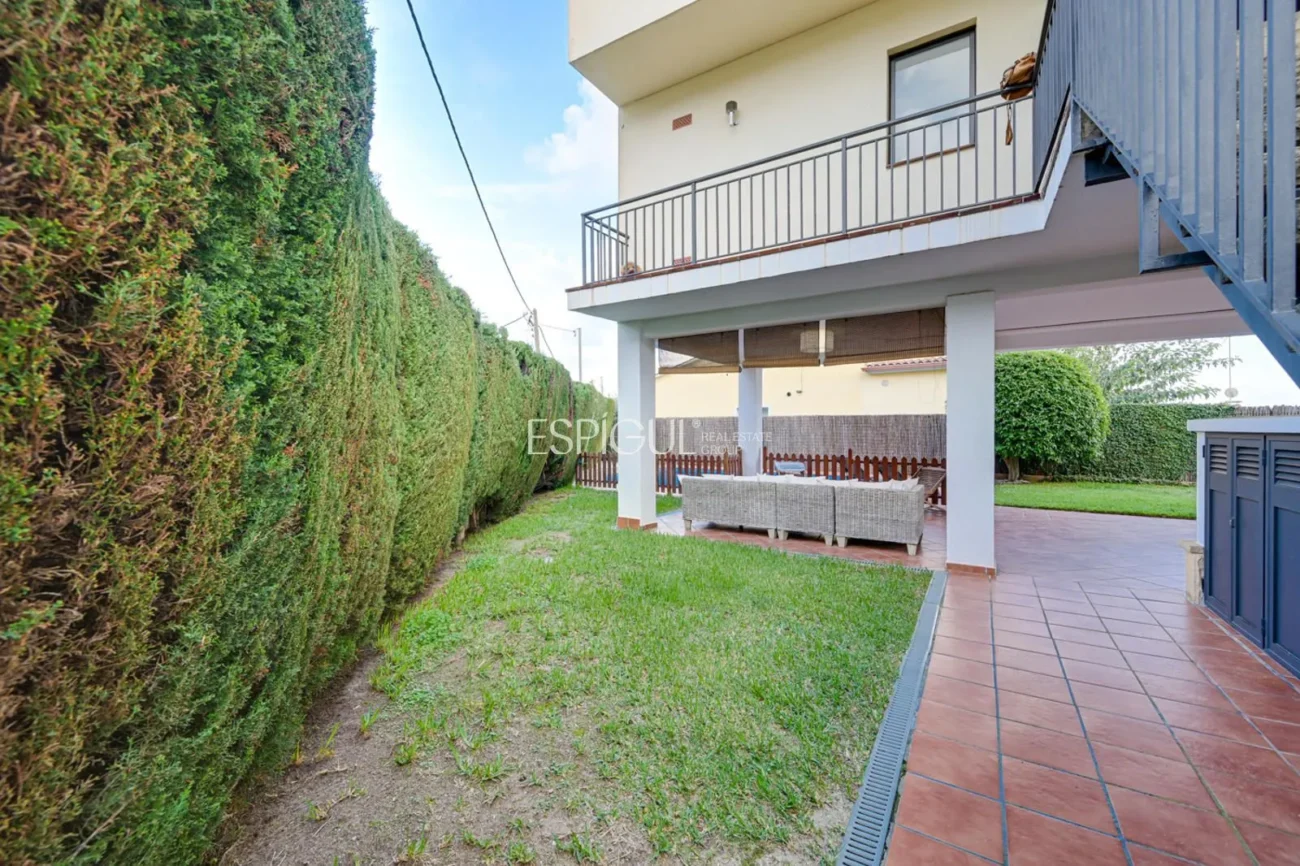 Elegante casa de dos plantas con jardín llano y piscina privada