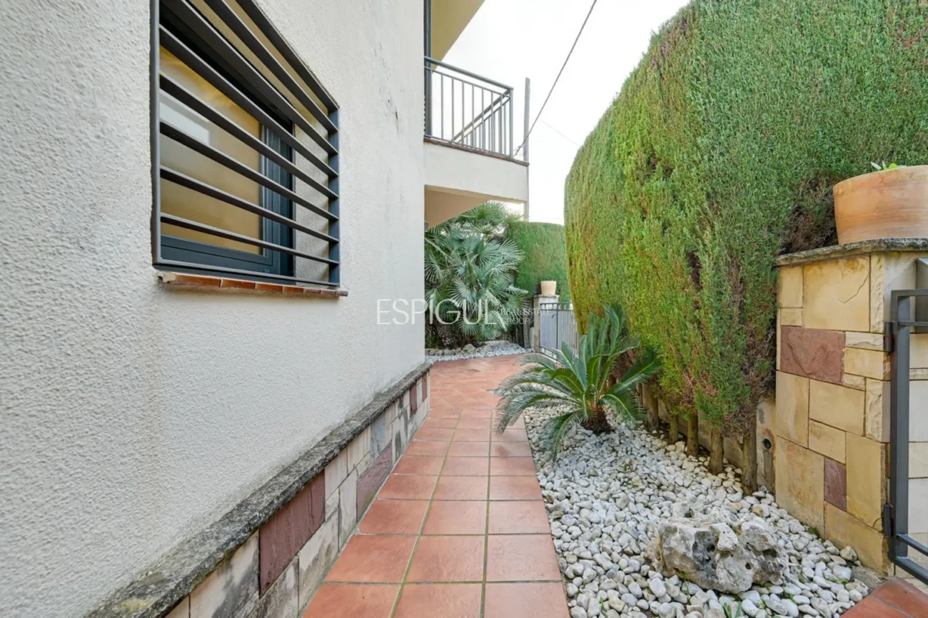 Elegante casa de dos plantas con jardín llano y piscina privada