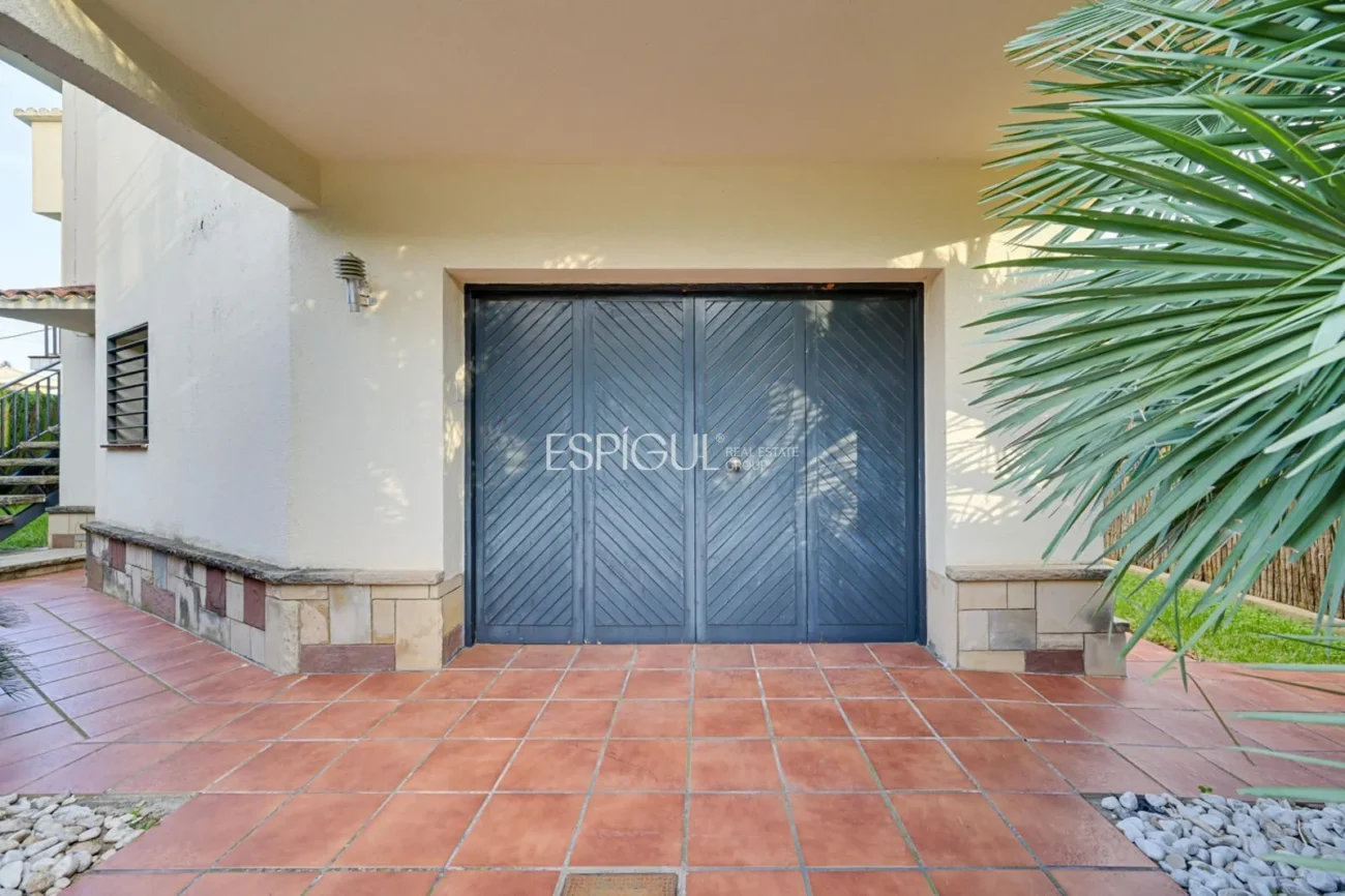 Elegante casa de dos plantas con jardín llano y piscina privada