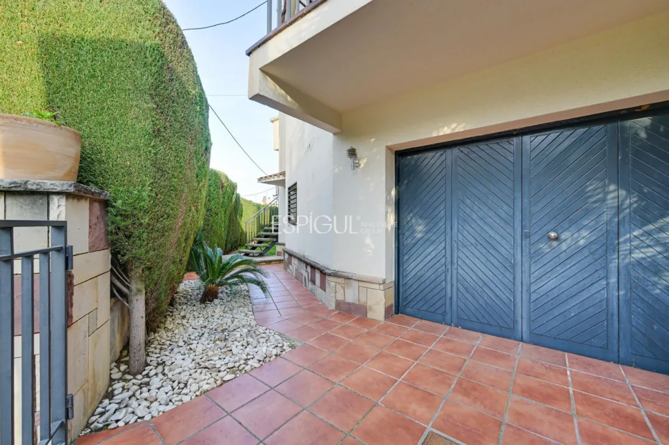 Elegante casa de dos plantas con jardín llano y piscina privada